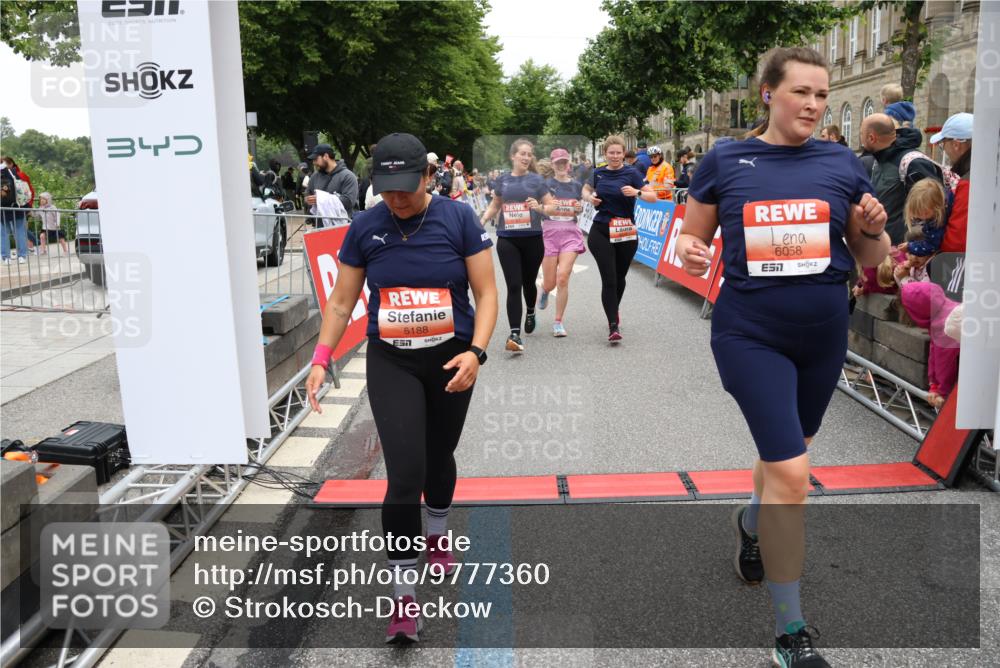 14.06.2026 - REWE Women's Run Strokosch-Dieckow http://msf.ph/oto/9777360 14.06.2026 11:04:49 Ziel 5188, 5272, 5273, 5298, 5408, 5513, 5522, 5523, 5545, 5639, 5797, 5810, 5963, 6058 meine-sportfotos.de