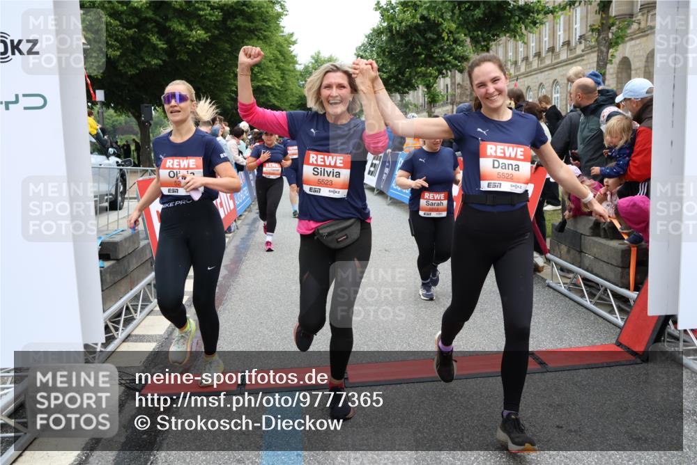 14.06.2026 - REWE Women's Run Strokosch-Dieckow http://msf.ph/oto/9777365 14.06.2026 11:04:47 Ziel 5188, 5212, 5238, 5272, 5273, 5298, 5408, 5474, 5513, 5522, 5523, 5545, 5611, 5633, 5797, 5889, 5934, 6058 meine-sportfotos.de