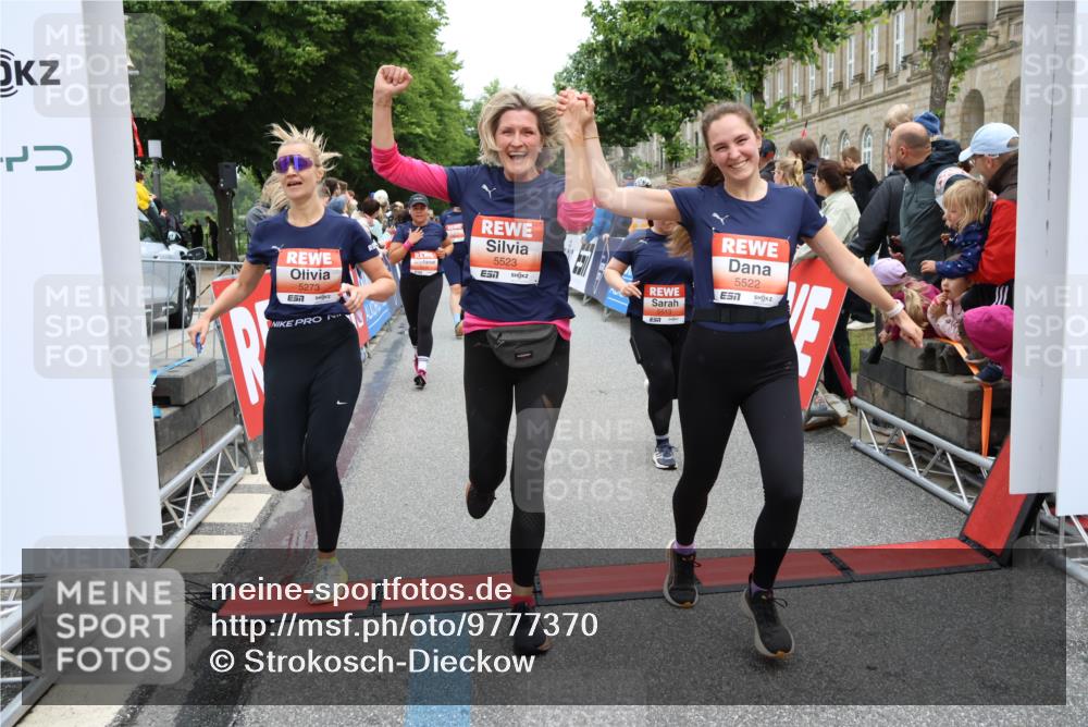 14.06.2026 - REWE Women's Run Strokosch-Dieckow http://msf.ph/oto/9777370 14.06.2026 11:04:46 Ziel 5183, 5188, 5212, 5238, 5272, 5273, 5298, 5408, 5474, 5513, 5522, 5523, 5545, 5611, 5633, 5797, 5889, 5934, 6058 meine-sportfotos.de