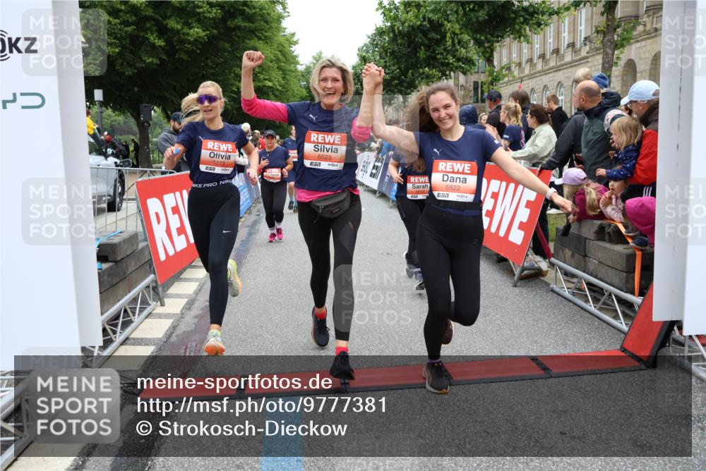14.06.2026 - REWE Women's Run Strokosch-Dieckow http://msf.ph/oto/9777381 14.06.2026 11:04:46 Ziel 5183, 5188, 5212, 5238, 5272, 5273, 5298, 5408, 5474, 5513, 5522, 5523, 5545, 5611, 5633, 5797, 5889, 5934, 6058 meine-sportfotos.de