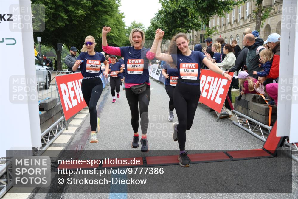 14.06.2026 - REWE Women's Run Strokosch-Dieckow http://msf.ph/oto/9777386 14.06.2026 11:04:46 Ziel 5183, 5188, 5212, 5238, 5272, 5273, 5298, 5408, 5474, 5513, 5522, 5523, 5545, 5611, 5633, 5797, 5889, 5934, 6058 meine-sportfotos.de