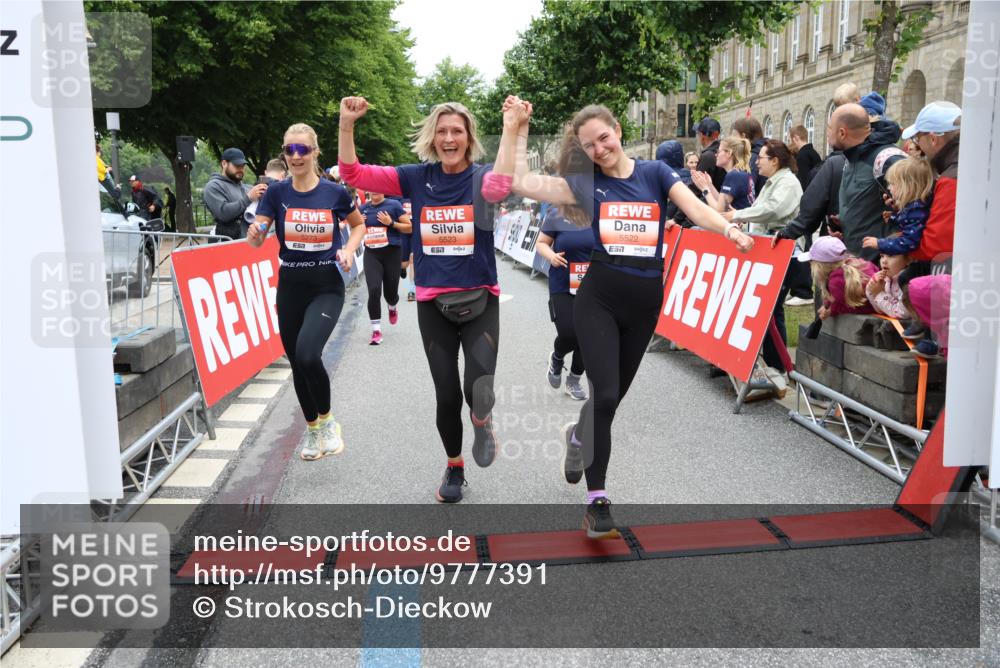 14.06.2026 - REWE Women's Run Strokosch-Dieckow http://msf.ph/oto/9777391 14.06.2026 11:04:46 Ziel 5183, 5188, 5212, 5238, 5272, 5273, 5298, 5408, 5474, 5513, 5522, 5523, 5545, 5611, 5633, 5797, 5889, 5934, 6058 meine-sportfotos.de