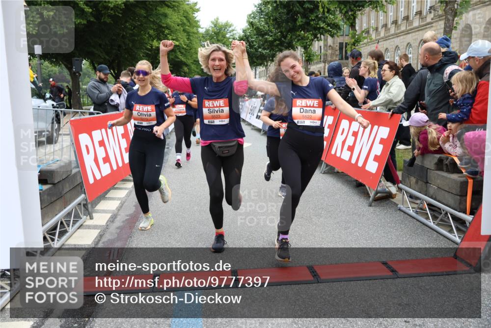 14.06.2026 - REWE Women's Run Strokosch-Dieckow http://msf.ph/oto/9777397 14.06.2026 11:04:46 Ziel 5183, 5188, 5212, 5238, 5272, 5273, 5298, 5408, 5474, 5513, 5522, 5523, 5545, 5611, 5633, 5797, 5889, 5934, 6058 meine-sportfotos.de
