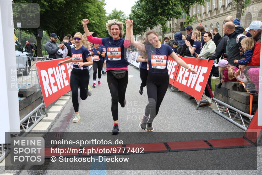 14.06.2026 - REWE Women's Run Strokosch-Dieckow http://msf.ph/oto/9777402 14.06.2026 11:04:46 Ziel 5183, 5188, 5212, 5238, 5272, 5273, 5298, 5408, 5474, 5513, 5522, 5523, 5545, 5611, 5633, 5797, 5889, 5934, 6058 meine-sportfotos.de