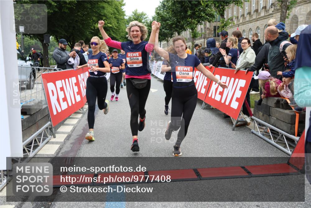 14.06.2026 - REWE Women's Run Strokosch-Dieckow http://msf.ph/oto/9777408 14.06.2026 11:04:46 Ziel 5183, 5188, 5212, 5238, 5272, 5273, 5298, 5408, 5474, 5513, 5522, 5523, 5545, 5611, 5633, 5797, 5889, 5934, 6058 meine-sportfotos.de