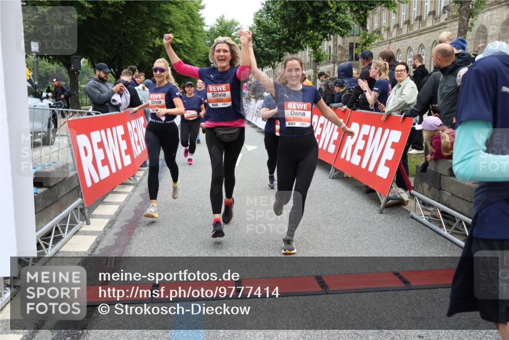 14.06.2026 - REWE Women's Run Strokosch-Dieckow http://msf.ph/oto/9777414 14.06.2026 11:04:46 Ziel 5183, 5188, 5212, 5238, 5272, 5273, 5298, 5408, 5474, 5513, 5522, 5523, 5545, 5611, 5633, 5797, 5889, 5934, 6058 meine-sportfotos.de