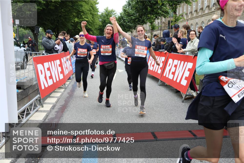 14.06.2026 - REWE Women's Run Strokosch-Dieckow http://msf.ph/oto/9777425 14.06.2026 11:04:46 Ziel 5183, 5188, 5212, 5238, 5272, 5273, 5298, 5408, 5474, 5513, 5522, 5523, 5545, 5611, 5633, 5797, 5889, 5934, 6058 meine-sportfotos.de