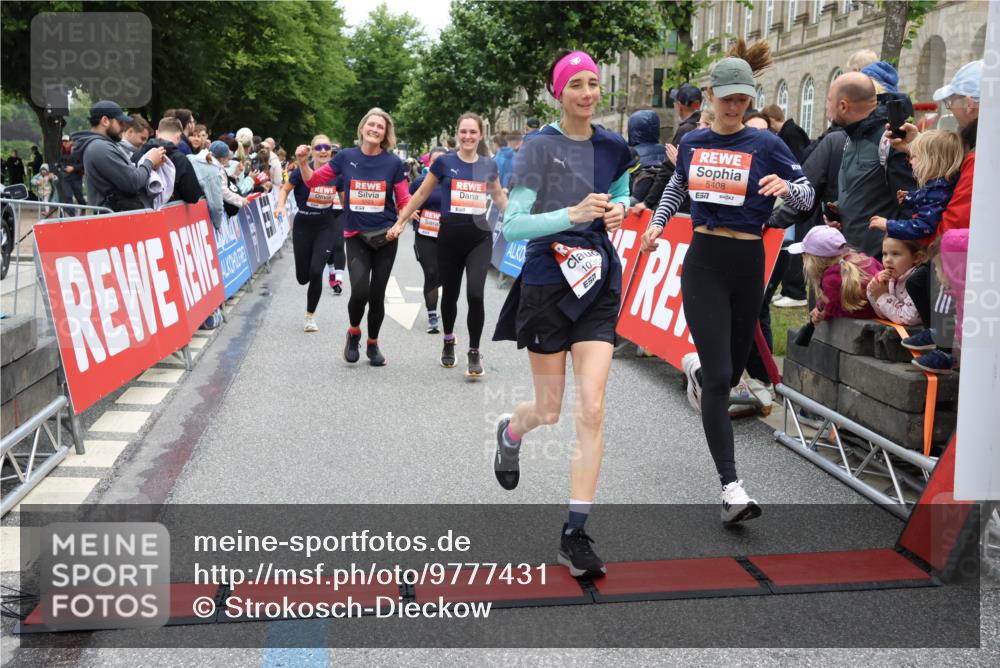 14.06.2026 - REWE Women's Run Strokosch-Dieckow http://msf.ph/oto/9777431 14.06.2026 11:04:45 Ziel 5183, 5188, 5212, 5238, 5272, 5273, 5408, 5474, 5513, 5522, 5523, 5611, 5633, 5889, 5934, 6058 meine-sportfotos.de