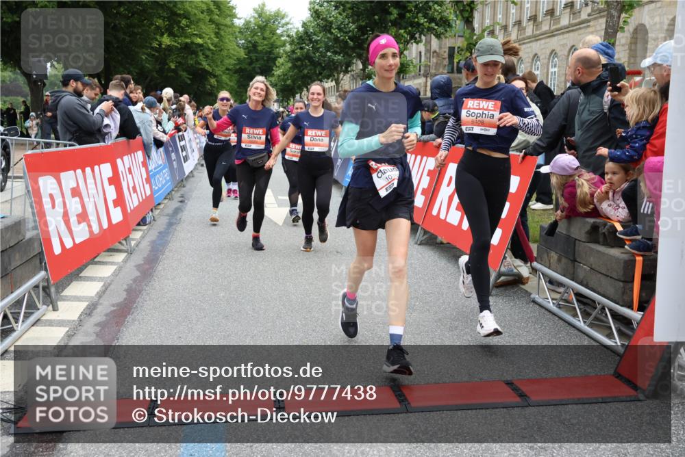 14.06.2026 - REWE Women's Run Strokosch-Dieckow http://msf.ph/oto/9777438 14.06.2026 11:04:45 Ziel 5183, 5188, 5212, 5238, 5272, 5273, 5408, 5474, 5513, 5522, 5523, 5611, 5633, 5889, 5934, 6058 meine-sportfotos.de