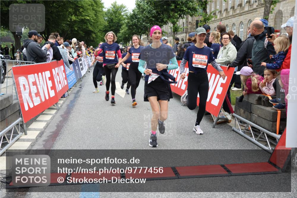 14.06.2026 - REWE Women's Run Strokosch-Dieckow http://msf.ph/oto/9777456 14.06.2026 11:04:45 Ziel 5183, 5188, 5212, 5238, 5272, 5273, 5408, 5474, 5513, 5522, 5523, 5611, 5633, 5889, 5934, 6058 meine-sportfotos.de