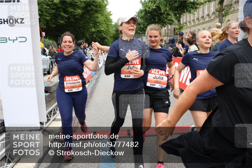 14.06.2026 - REWE Women's Run Strokosch-Dieckow http://msf.ph/oto/9777482 14.06.2026 11:04:40 Ziel 5044, 5045, 5183, 5203, 5212, 5238, 5272, 5289, 5290, 5294, 5346, 5392, 5417, 5471, 5474, 5611, 5633, 5826, 5863, 5889, 5934, 5984 meine-sportfotos.de