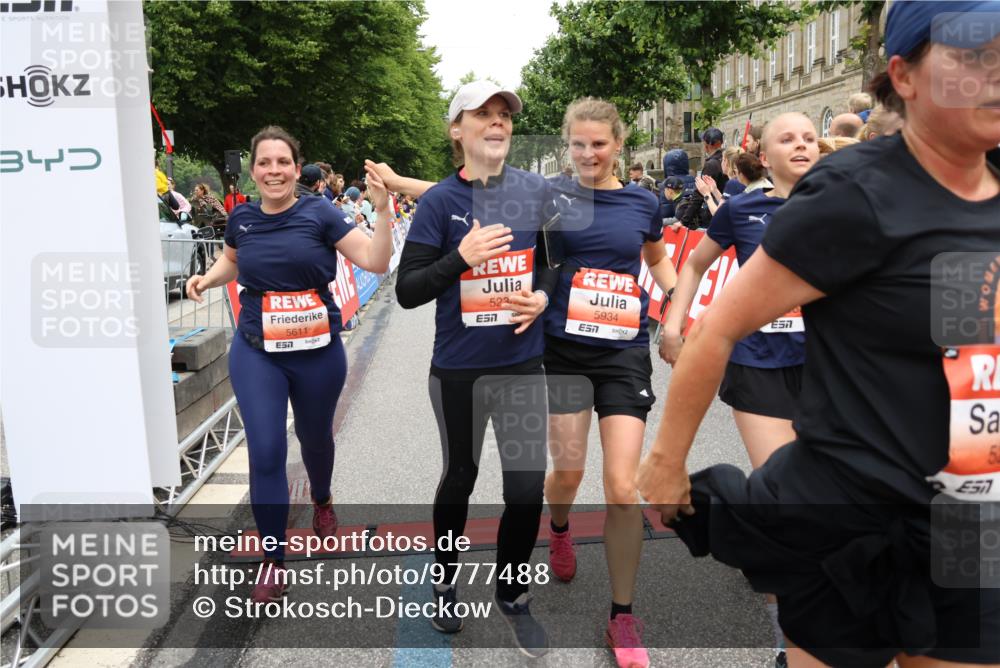 14.06.2026 - REWE Women's Run Strokosch-Dieckow http://msf.ph/oto/9777488 14.06.2026 11:04:40 Ziel 5044, 5045, 5183, 5203, 5212, 5238, 5272, 5289, 5290, 5294, 5346, 5392, 5417, 5471, 5474, 5611, 5633, 5826, 5863, 5889, 5934, 5984 meine-sportfotos.de