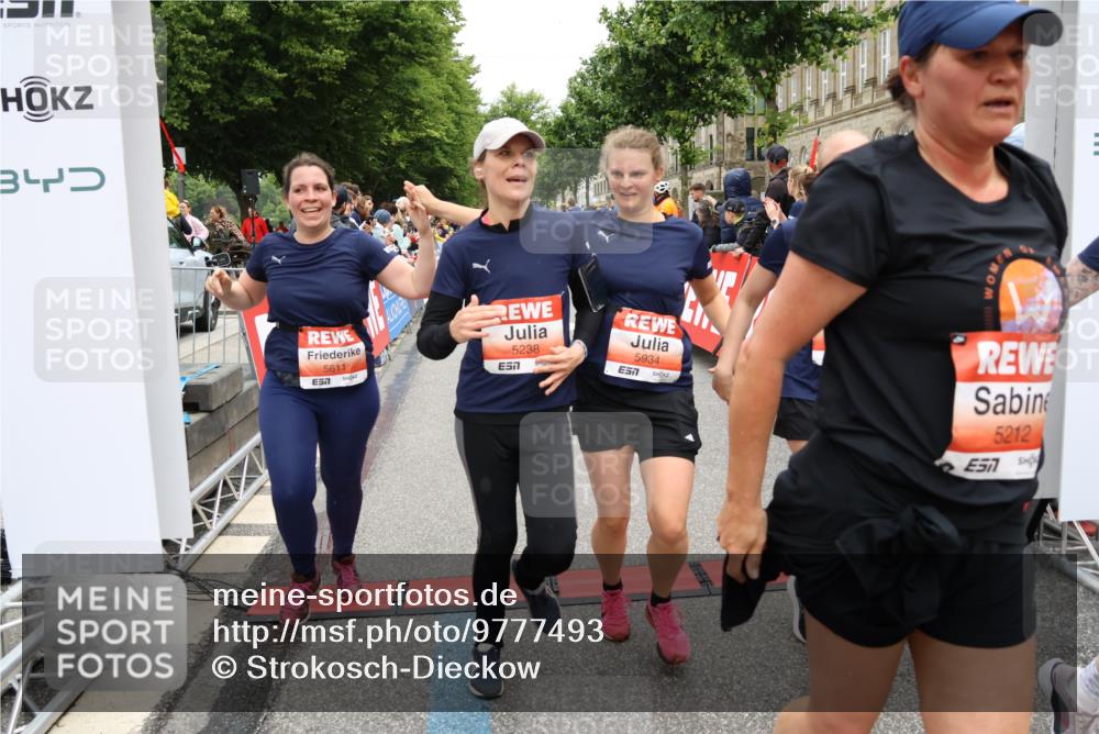 14.06.2026 - REWE Women's Run Strokosch-Dieckow http://msf.ph/oto/9777493 14.06.2026 11:04:40 Ziel 5044, 5045, 5183, 5203, 5212, 5238, 5272, 5289, 5290, 5294, 5346, 5392, 5417, 5471, 5474, 5611, 5633, 5826, 5863, 5889, 5934, 5984 meine-sportfotos.de
