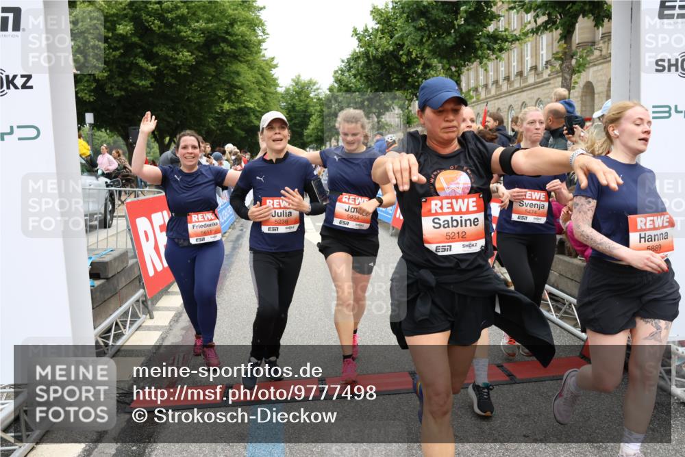 14.06.2026 - REWE Women's Run Strokosch-Dieckow http://msf.ph/oto/9777498 14.06.2026 11:04:40 Ziel 5044, 5045, 5183, 5203, 5212, 5238, 5272, 5289, 5290, 5294, 5346, 5392, 5417, 5471, 5474, 5611, 5633, 5826, 5863, 5889, 5934, 5984 meine-sportfotos.de