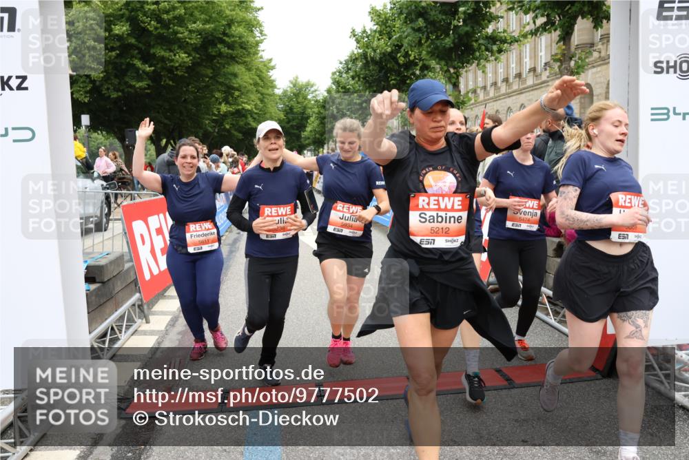 14.06.2026 - REWE Women's Run Strokosch-Dieckow http://msf.ph/oto/9777502 14.06.2026 11:04:40 Ziel 5044, 5045, 5183, 5203, 5212, 5238, 5272, 5289, 5290, 5294, 5346, 5392, 5417, 5471, 5474, 5611, 5633, 5826, 5863, 5889, 5934, 5984 meine-sportfotos.de