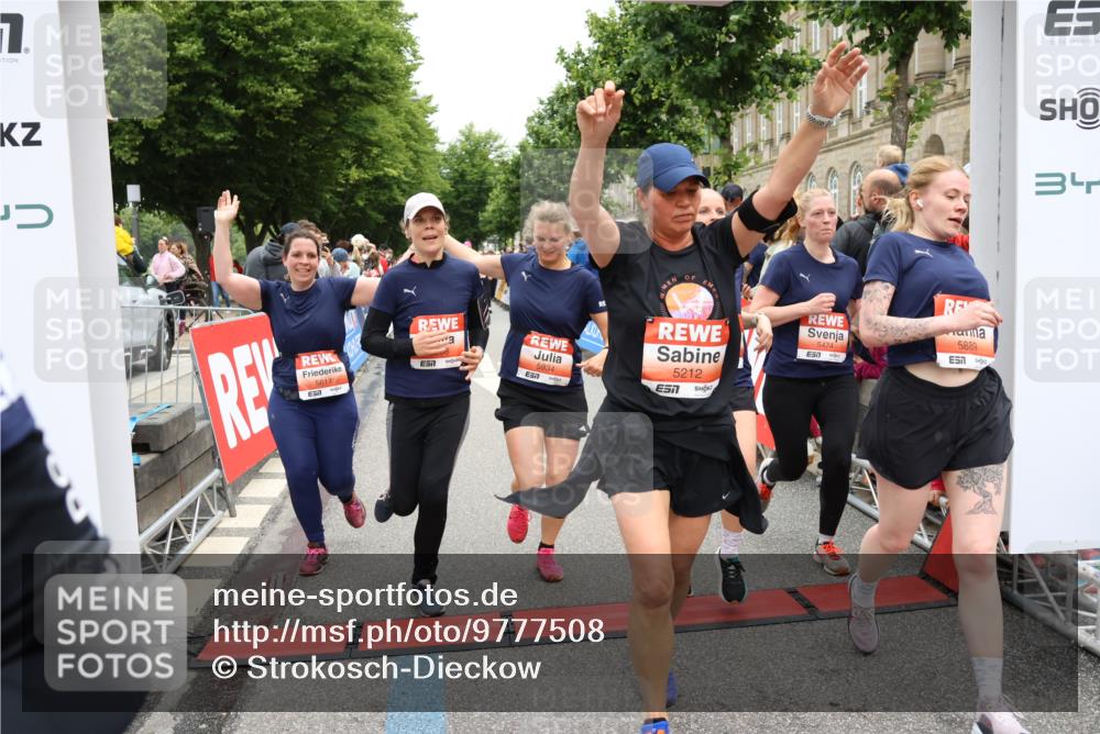 14.06.2026 - REWE Women's Run Strokosch-Dieckow http://msf.ph/oto/9777508 14.06.2026 11:04:40 Ziel 5044, 5045, 5183, 5203, 5212, 5238, 5272, 5289, 5290, 5294, 5346, 5392, 5417, 5471, 5474, 5611, 5633, 5826, 5863, 5889, 5934, 5984 meine-sportfotos.de