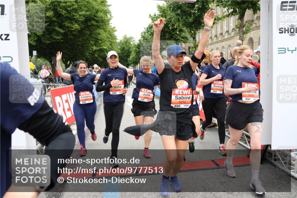 14.06.2026 - REWE Women's Run Strokosch-Dieckow http://msf.ph/oto/9777513 14.06.2026 11:04:40 Ziel 5044, 5045, 5183, 5203, 5212, 5238, 5272, 5289, 5290, 5294, 5346, 5392, 5417, 5471, 5474, 5611, 5633, 5826, 5863, 5889, 5934, 5984 meine-sportfotos.de