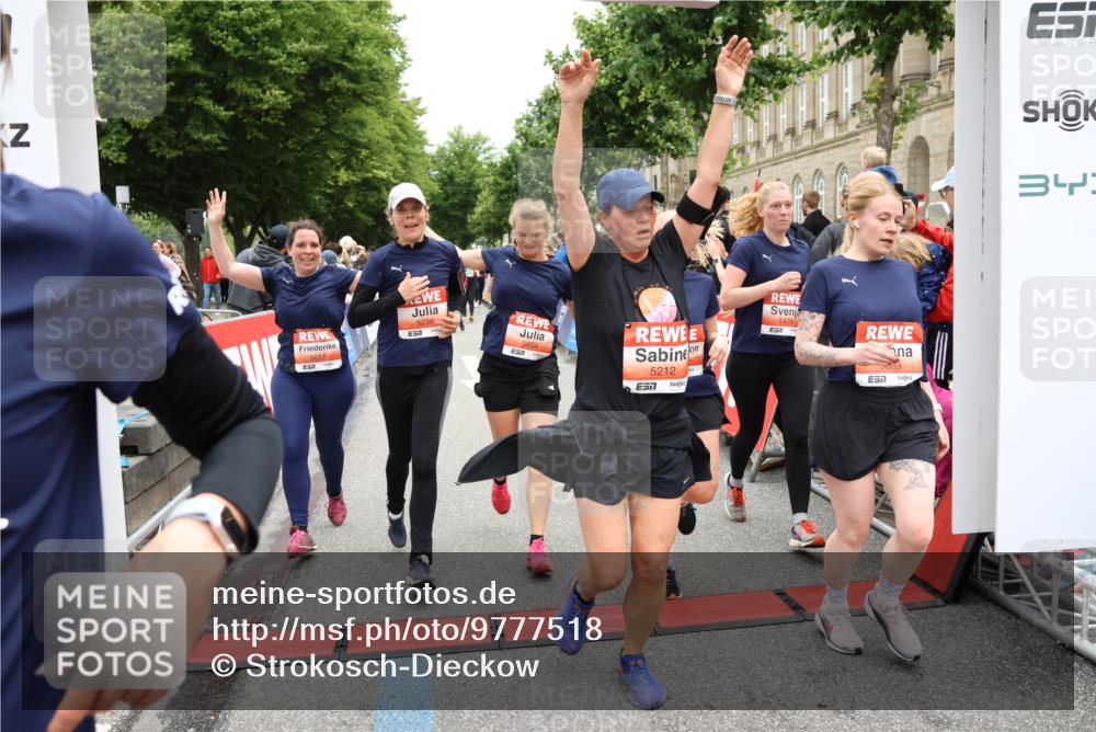 14.06.2026 - REWE Women's Run Strokosch-Dieckow http://msf.ph/oto/9777518 14.06.2026 11:04:40 Ziel 5044, 5045, 5183, 5203, 5212, 5238, 5272, 5289, 5290, 5294, 5346, 5392, 5417, 5471, 5474, 5611, 5633, 5826, 5863, 5889, 5934, 5984 meine-sportfotos.de