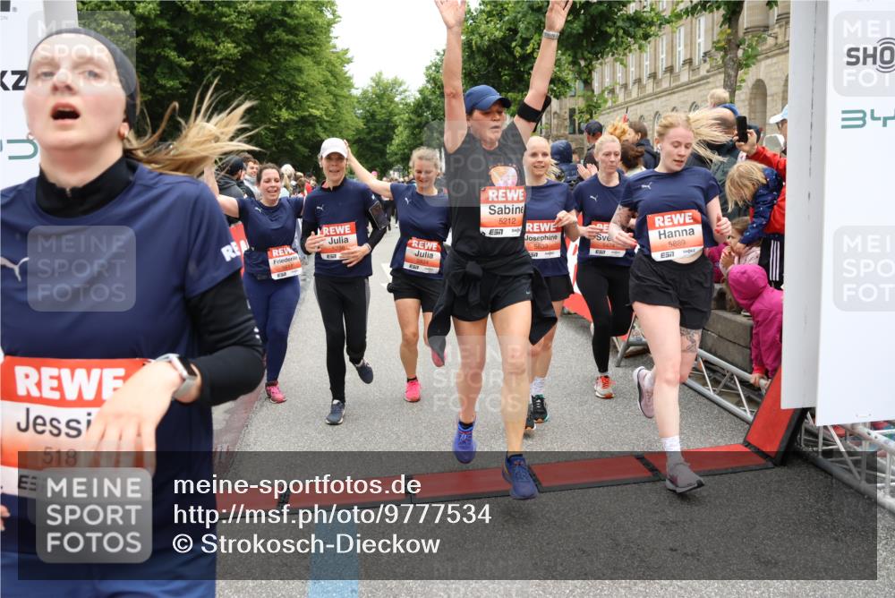 14.06.2026 - REWE Women's Run Strokosch-Dieckow http://msf.ph/oto/9777534 14.06.2026 11:04:40 Ziel 5044, 5045, 5183, 5203, 5212, 5238, 5272, 5289, 5290, 5294, 5346, 5392, 5417, 5471, 5474, 5611, 5633, 5826, 5863, 5889, 5934, 5984 meine-sportfotos.de