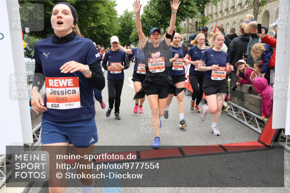 14.06.2026 - REWE Women's Run Strokosch-Dieckow http://msf.ph/oto/9777554 14.06.2026 11:04:39 Ziel 5044, 5045, 5183, 5203, 5212, 5238, 5272, 5289, 5290, 5294, 5346, 5349, 5350, 5392, 5417, 5471, 5474, 5611, 5633, 5826, 5863, 5889, 5934, 5984 meine-sportfotos.de