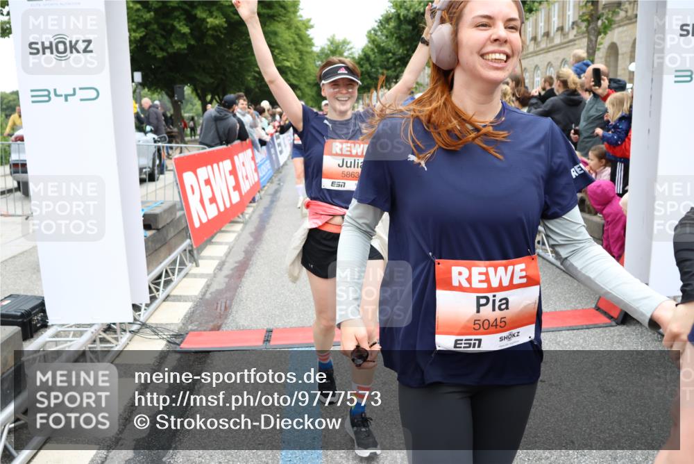 14.06.2026 - REWE Women's Run Strokosch-Dieckow http://msf.ph/oto/9777573 14.06.2026 11:04:37 Ziel 5044, 5045, 5183, 5203, 5212, 5238, 5289, 5290, 5294, 5346, 5349, 5350, 5392, 5417, 5471, 5474, 5611, 5633, 5760, 5826, 5863, 5889, 5934, 5984 meine-sportfotos.de
