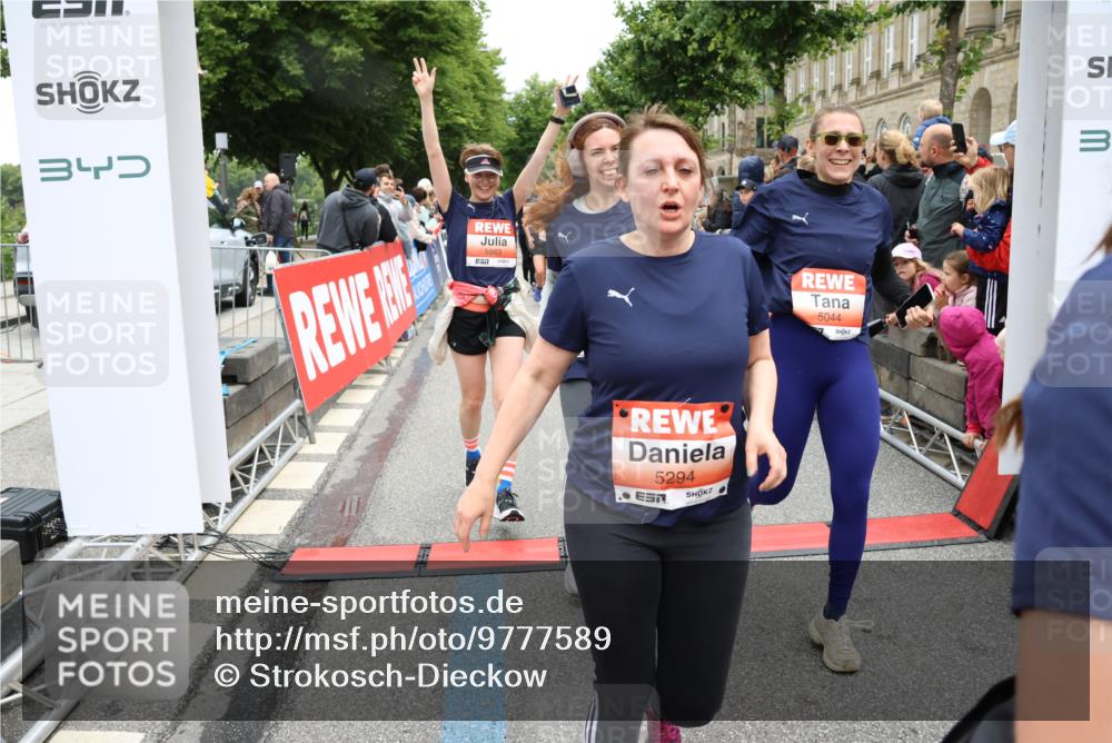 14.06.2026 - REWE Women's Run Strokosch-Dieckow http://msf.ph/oto/9777589 14.06.2026 11:04:36 Ziel 5044, 5045, 5183, 5203, 5212, 5238, 5249, 5282, 5289, 5290, 5294, 5346, 5349, 5350, 5392, 5417, 5471, 5474, 5611, 5633, 5760, 5826, 5863, 5889, 5934, 5984 meine-sportfotos.de