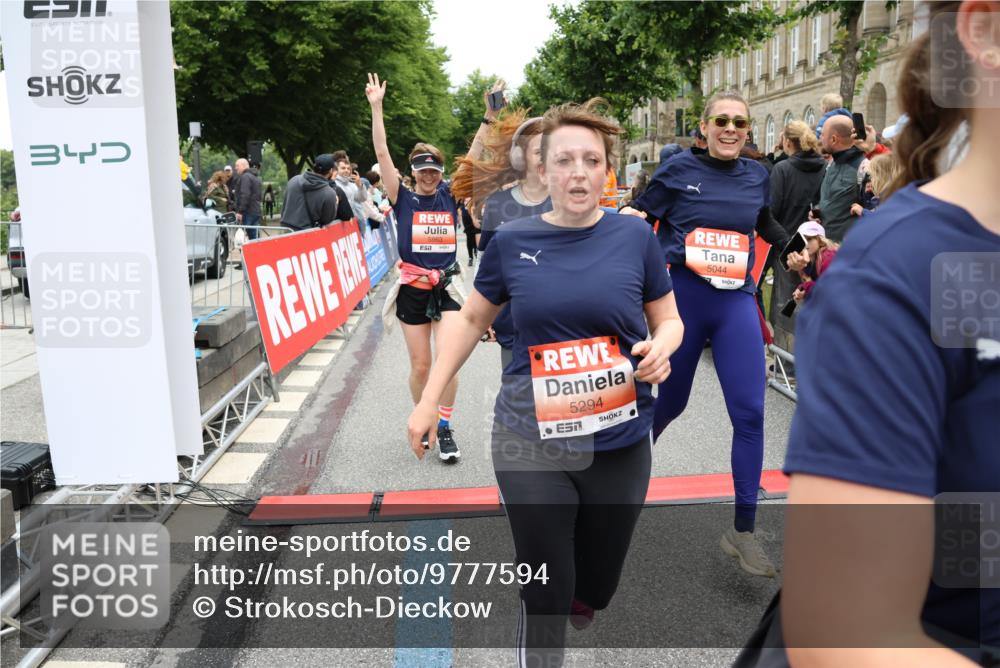 14.06.2026 - REWE Women's Run Strokosch-Dieckow http://msf.ph/oto/9777594 14.06.2026 11:04:36 Ziel 5044, 5045, 5183, 5203, 5212, 5238, 5249, 5282, 5289, 5290, 5294, 5346, 5349, 5350, 5392, 5417, 5471, 5474, 5611, 5633, 5760, 5826, 5863, 5889, 5934, 5984 meine-sportfotos.de