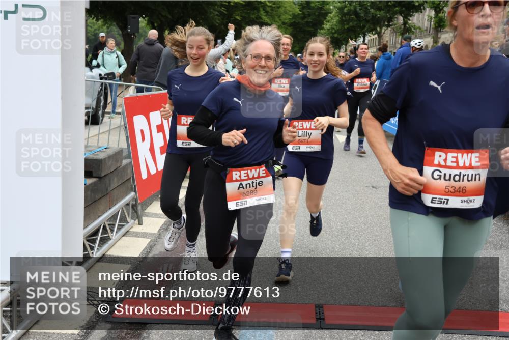 14.06.2026 - REWE Women's Run Strokosch-Dieckow http://msf.ph/oto/9777613 14.06.2026 11:04:32 Ziel 5044, 5045, 5203, 5249, 5282, 5289, 5290, 5294, 5344, 5346, 5349, 5350, 5392, 5417, 5471, 5619, 5760, 5826, 5863, 5901, 5984, 5989, 6050 meine-sportfotos.de