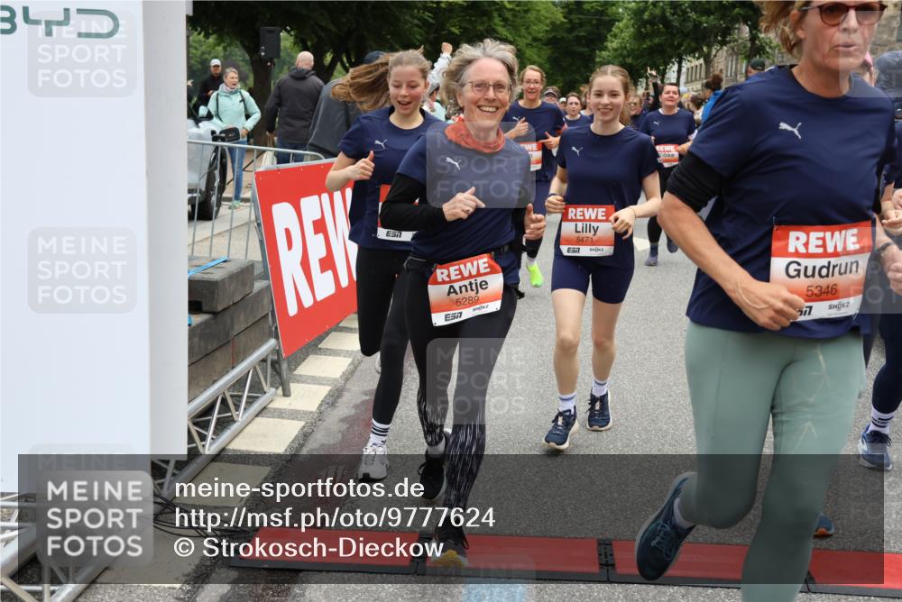 14.06.2026 - REWE Women's Run Strokosch-Dieckow http://msf.ph/oto/9777624 14.06.2026 11:04:32 Ziel 5044, 5045, 5203, 5249, 5282, 5289, 5290, 5294, 5344, 5346, 5349, 5350, 5392, 5417, 5471, 5619, 5760, 5826, 5863, 5901, 5984, 5989, 6050 meine-sportfotos.de