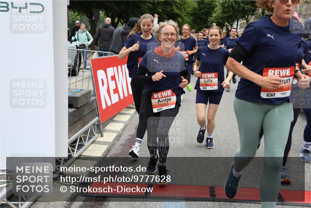 14.06.2026 - REWE Women's Run Strokosch-Dieckow http://msf.ph/oto/9777628 14.06.2026 11:04:32 Ziel 5044, 5045, 5203, 5249, 5282, 5289, 5290, 5294, 5344, 5346, 5349, 5350, 5392, 5417, 5471, 5619, 5760, 5826, 5863, 5901, 5984, 5989, 6050 meine-sportfotos.de