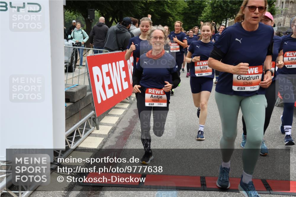 14.06.2026 - REWE Women's Run Strokosch-Dieckow http://msf.ph/oto/9777638 14.06.2026 11:04:32 Ziel 5044, 5045, 5203, 5249, 5282, 5289, 5290, 5294, 5344, 5346, 5349, 5350, 5392, 5417, 5471, 5619, 5760, 5826, 5863, 5901, 5984, 5989, 6050 meine-sportfotos.de