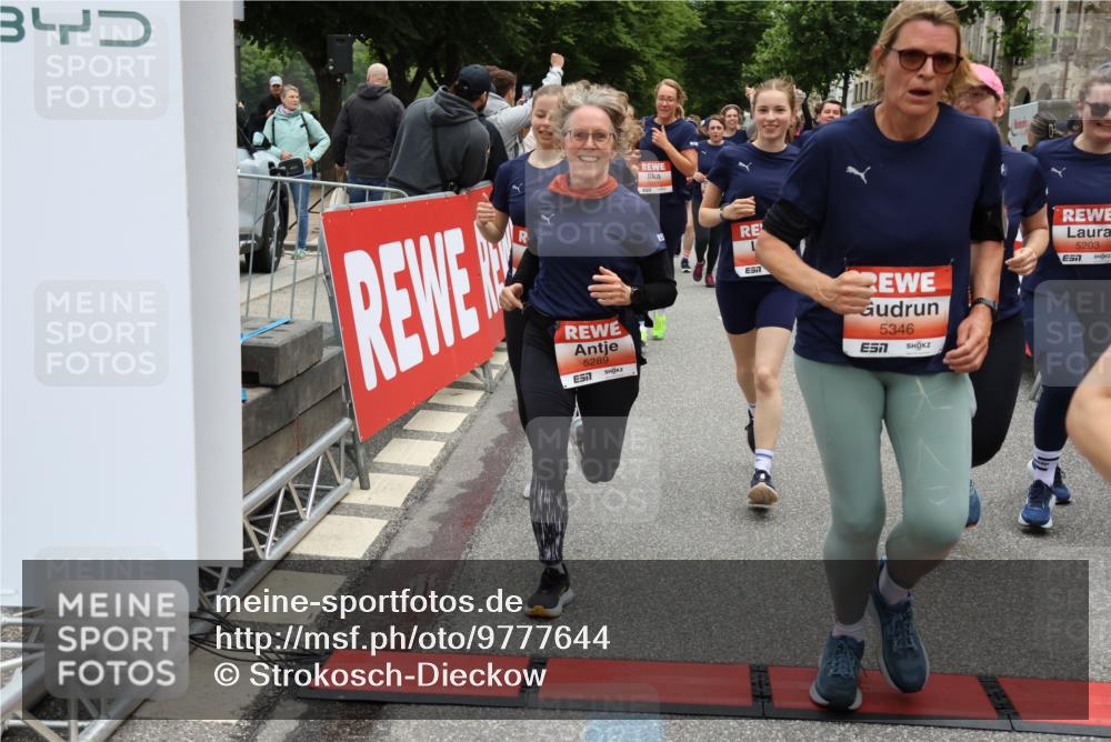 14.06.2026 - REWE Women's Run Strokosch-Dieckow http://msf.ph/oto/9777644 14.06.2026 11:04:32 Ziel 5044, 5045, 5203, 5249, 5282, 5289, 5290, 5294, 5344, 5346, 5349, 5350, 5392, 5417, 5471, 5619, 5760, 5826, 5863, 5901, 5984, 5989, 6050 meine-sportfotos.de