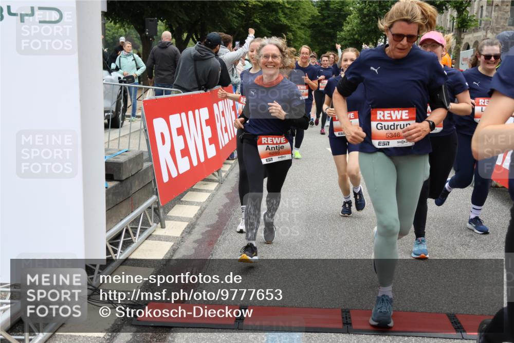 14.06.2026 - REWE Women's Run Strokosch-Dieckow http://msf.ph/oto/9777653 14.06.2026 11:04:32 Ziel 5044, 5045, 5203, 5249, 5282, 5289, 5290, 5294, 5344, 5346, 5349, 5350, 5392, 5417, 5471, 5619, 5760, 5826, 5863, 5901, 5984, 5989, 6050 meine-sportfotos.de