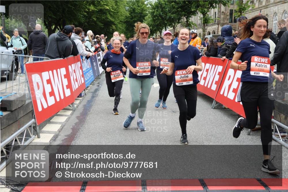 14.06.2026 - REWE Women's Run Strokosch-Dieckow http://msf.ph/oto/9777681 14.06.2026 11:04:31 Ziel 5203, 5249, 5282, 5289, 5290, 5294, 5344, 5346, 5349, 5350, 5392, 5417, 5471, 5619, 5760, 5826, 5901, 5984, 5989, 6050 meine-sportfotos.de
