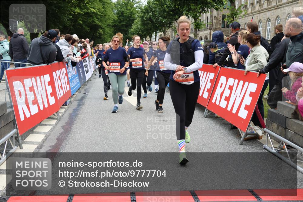 14.06.2026 - REWE Women's Run Strokosch-Dieckow http://msf.ph/oto/9777704 14.06.2026 11:04:30 Ziel 5203, 5249, 5282, 5289, 5290, 5344, 5346, 5349, 5350, 5417, 5471, 5619, 5760, 5826, 5901, 5984, 5989, 6050 meine-sportfotos.de