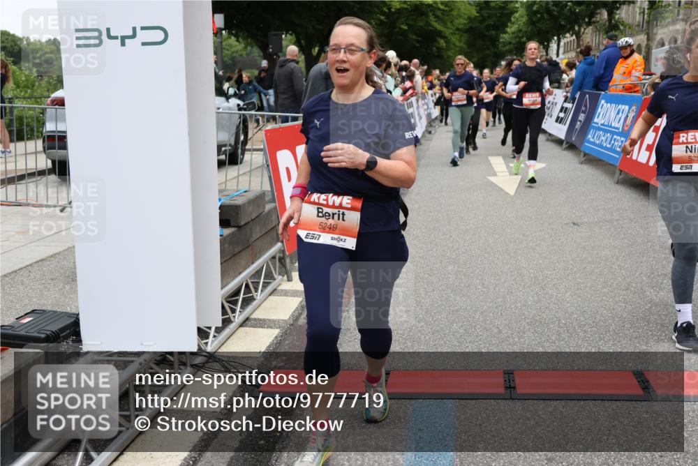 14.06.2026 - REWE Women's Run Strokosch-Dieckow http://msf.ph/oto/9777719 14.06.2026 11:04:28 Ziel 5203, 5249, 5282, 5289, 5290, 5344, 5346, 5349, 5350, 5471, 5619, 5673, 5760, 5901, 5989, 6050 meine-sportfotos.de