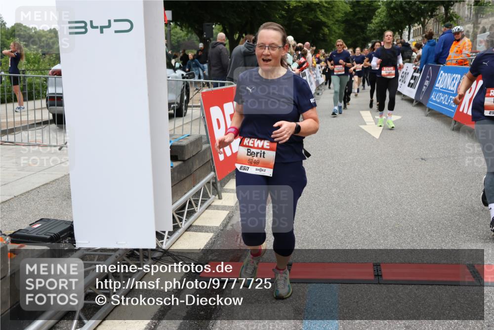 14.06.2026 - REWE Women's Run Strokosch-Dieckow http://msf.ph/oto/9777725 14.06.2026 11:04:28 Ziel 5203, 5249, 5282, 5289, 5290, 5344, 5346, 5349, 5350, 5471, 5619, 5673, 5760, 5901, 5989, 6050 meine-sportfotos.de