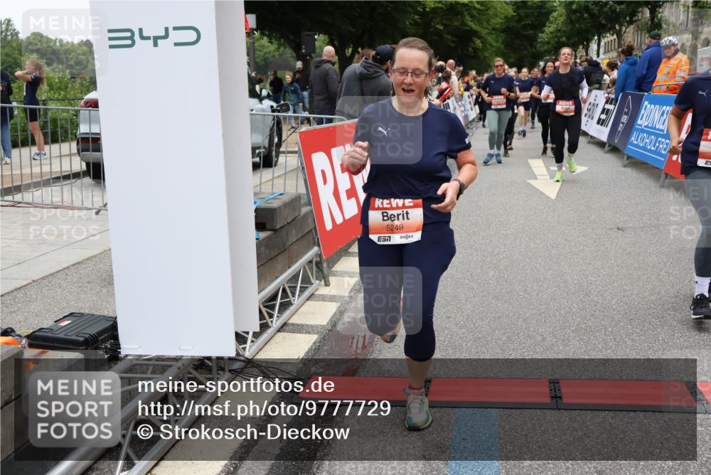 14.06.2026 - REWE Women's Run Strokosch-Dieckow http://msf.ph/oto/9777729 14.06.2026 11:04:28 Ziel 5203, 5249, 5282, 5289, 5290, 5344, 5346, 5349, 5350, 5471, 5619, 5673, 5760, 5901, 5989, 6050 meine-sportfotos.de