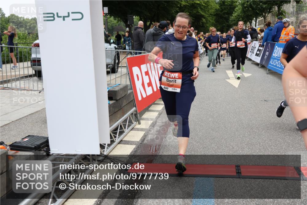 14.06.2026 - REWE Women's Run Strokosch-Dieckow http://msf.ph/oto/9777739 14.06.2026 11:04:28 Ziel 5203, 5249, 5282, 5289, 5290, 5344, 5346, 5349, 5350, 5471, 5619, 5673, 5760, 5901, 5989, 6050 meine-sportfotos.de