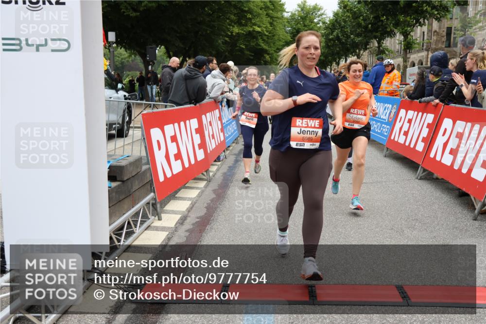 14.06.2026 - REWE Women's Run Strokosch-Dieckow http://msf.ph/oto/9777754 14.06.2026 11:04:27 Ziel 5249, 5282, 5344, 5349, 5350, 5619, 5673, 5760, 5901, 5989, 6000, 6050 meine-sportfotos.de