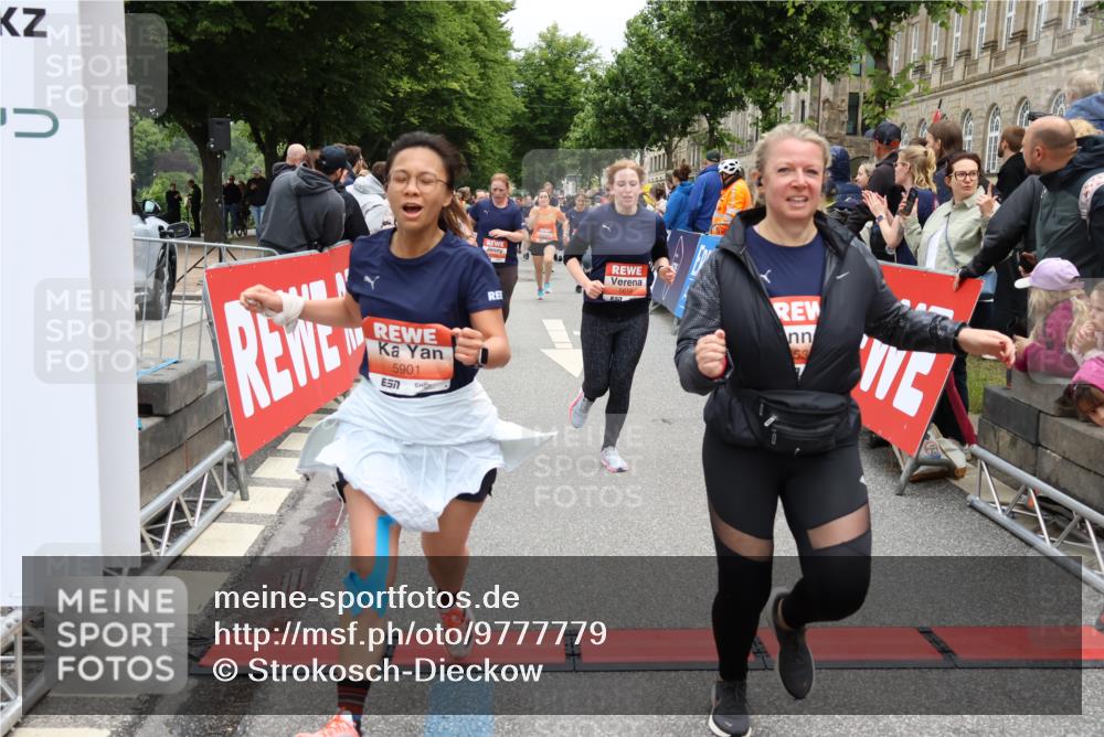 14.06.2026 - REWE Women's Run Strokosch-Dieckow http://msf.ph/oto/9777779 14.06.2026 11:04:24 Ziel 5249, 5282, 5344, 5619, 5673, 5774, 5901, 5920, 5989, 6000, 6050 meine-sportfotos.de