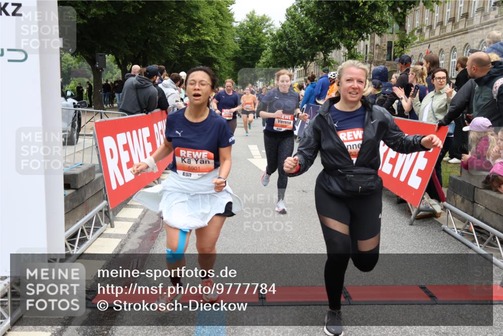 14.06.2026 - REWE Women's Run Strokosch-Dieckow http://msf.ph/oto/9777784 14.06.2026 11:04:24 Ziel 5249, 5282, 5344, 5619, 5673, 5774, 5901, 5920, 5989, 6000, 6050 meine-sportfotos.de