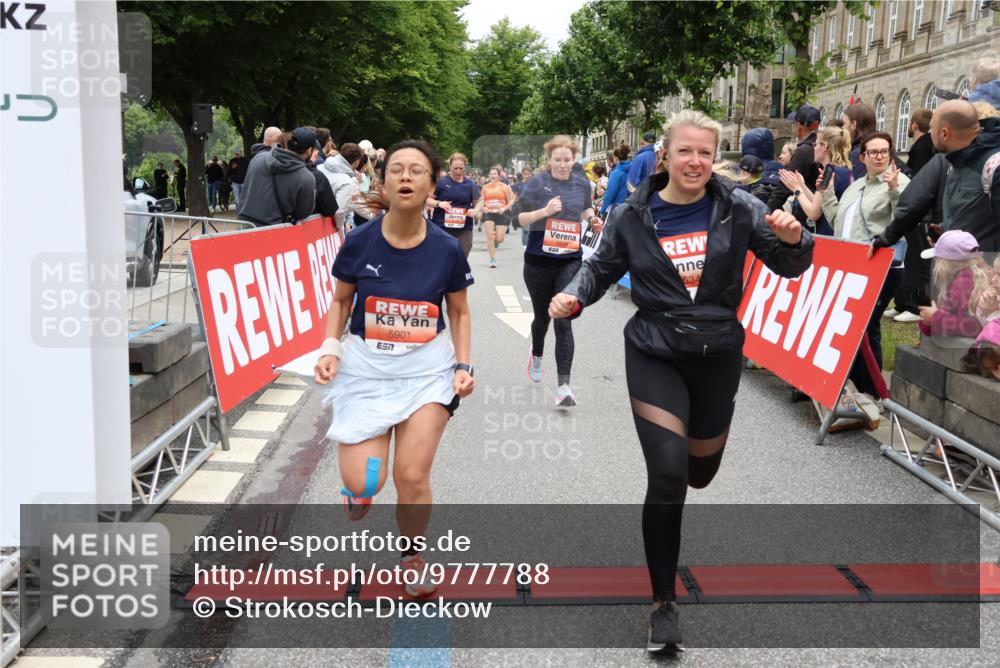 14.06.2026 - REWE Women's Run Strokosch-Dieckow http://msf.ph/oto/9777788 14.06.2026 11:04:24 Ziel 5249, 5282, 5344, 5619, 5673, 5774, 5901, 5920, 5989, 6000, 6050 meine-sportfotos.de