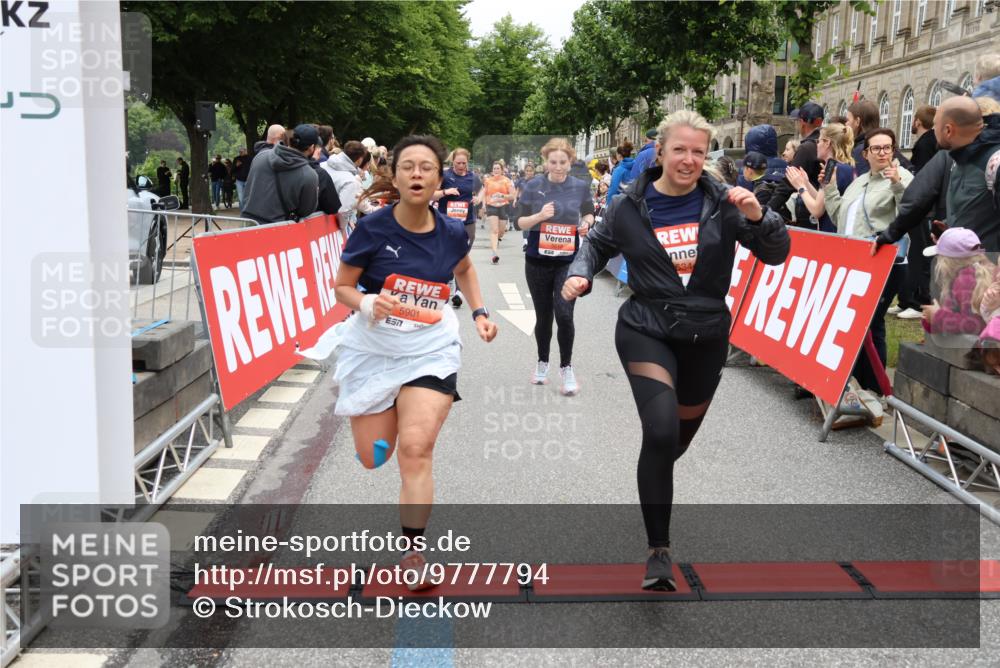 14.06.2026 - REWE Women's Run Strokosch-Dieckow http://msf.ph/oto/9777794 14.06.2026 11:04:24 Ziel 5249, 5282, 5344, 5619, 5673, 5774, 5901, 5920, 5989, 6000, 6050 meine-sportfotos.de