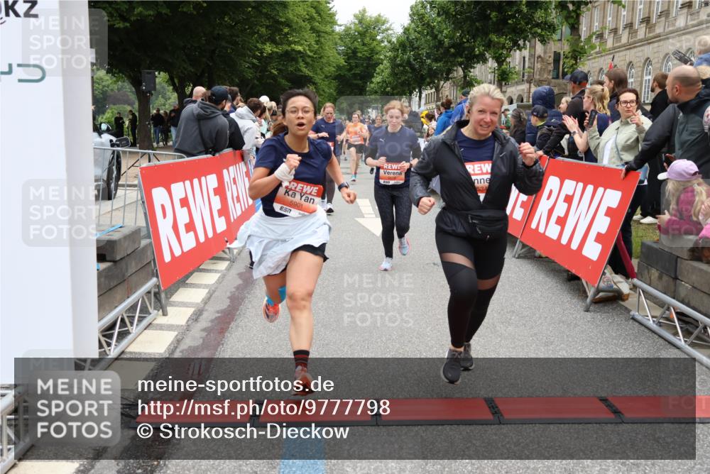 14.06.2026 - REWE Women's Run Strokosch-Dieckow http://msf.ph/oto/9777798 14.06.2026 11:04:24 Ziel 5249, 5282, 5344, 5619, 5673, 5774, 5901, 5920, 5989, 6000, 6050 meine-sportfotos.de