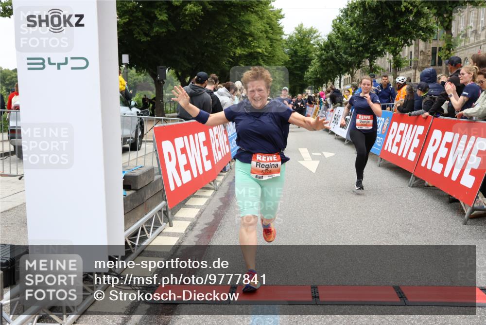 14.06.2026 - REWE Women's Run Strokosch-Dieckow http://msf.ph/oto/9777841 14.06.2026 11:04:18 Ziel 5014, 5015, 5017, 5673, 5774, 5876, 5920, 6000, 6042, 6046, 6047 meine-sportfotos.de