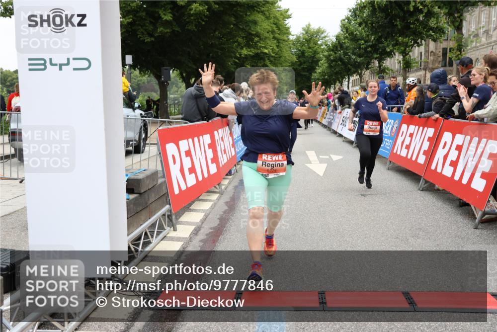14.06.2026 - REWE Women's Run Strokosch-Dieckow http://msf.ph/oto/9777846 14.06.2026 11:04:18 Ziel 5014, 5015, 5017, 5673, 5774, 5876, 5920, 6000, 6042, 6046, 6047 meine-sportfotos.de