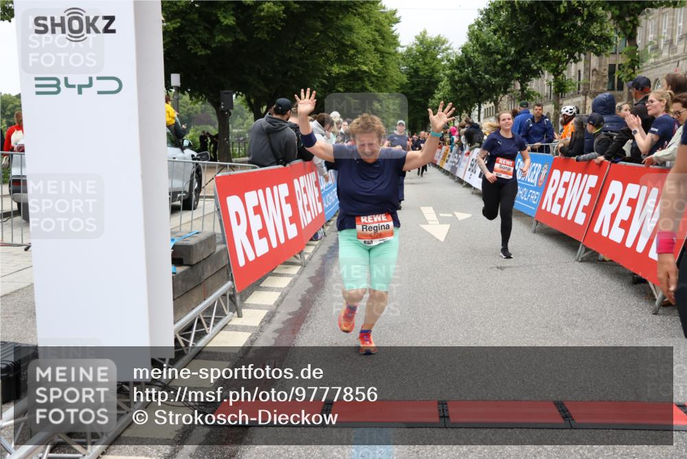 14.06.2026 - REWE Women's Run Strokosch-Dieckow http://msf.ph/oto/9777856 14.06.2026 11:04:18 Ziel 5014, 5015, 5017, 5673, 5774, 5876, 5920, 6000, 6042, 6046, 6047 meine-sportfotos.de