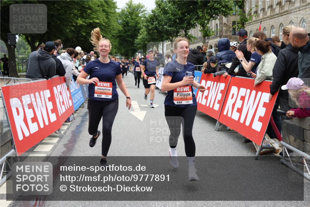 14.06.2026 - REWE Women's Run Strokosch-Dieckow http://msf.ph/oto/9777891 14.06.2026 11:04:15 Ziel 5014, 5015, 5017, 5551, 5684, 5774, 5876, 5893, 5920, 6000, 6042, 6046, 6047 meine-sportfotos.de