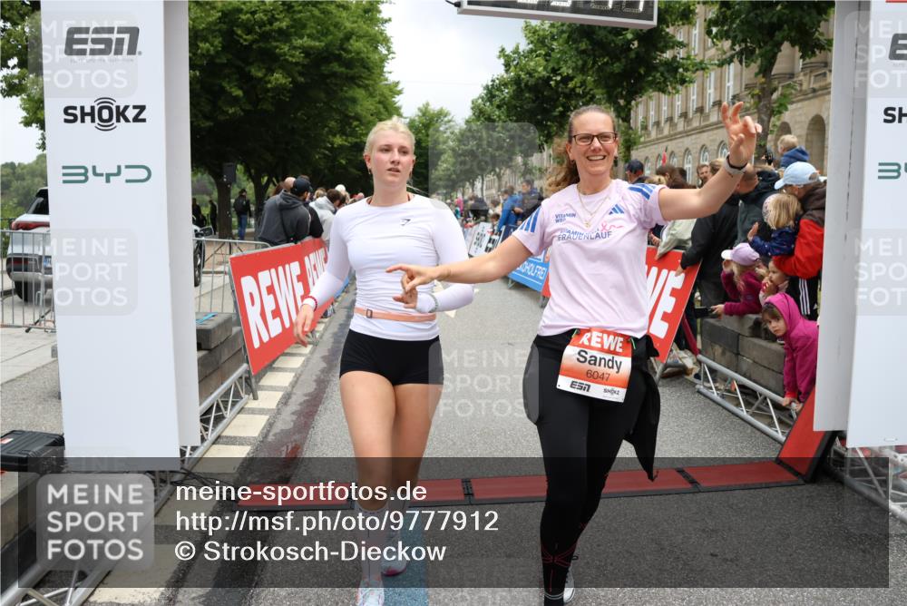 14.06.2026 - REWE Women's Run Strokosch-Dieckow http://msf.ph/oto/9777912 14.06.2026 11:04:13 Ziel 5014, 5015, 5017, 5204, 5551, 5637, 5638, 5684, 5876, 5893, 5920, 6042, 6046, 6047 meine-sportfotos.de